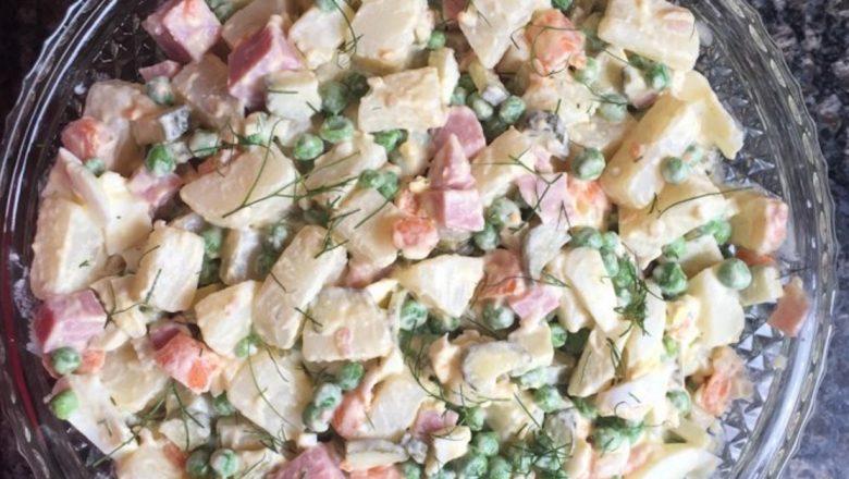 Salata Rusească: Rețeta Ideală pentru Masa de Revelion și Povestea Sa Culinară