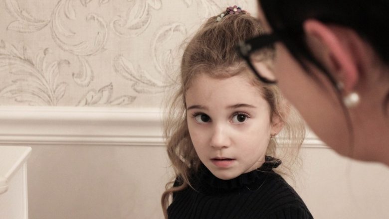 Întrebările Dificile ale Copilăriei: Cum să Răspunzi la Provocările Existențiale ale celor Mici
