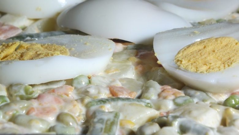 Salata de Boeuf: Deliciul Tradițional și Provocările Nutriționale