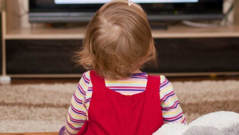 Efectele Televizorului Asupra Copiilor: Ce Trebuie Să Știe Fiecare Părinte pentru a Preîntâmpina Pericolele