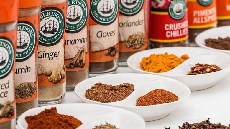 Condimentele ca Remedii Naturale: Impactul Salvia, Busuiocului, Ardeiului Iute, Ghimbirului, Scorțișoarei și Șovârfului Asupra Sănătății
