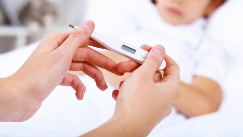 Ghidul părinților: Cum să gestionezi febra copilului acasă înainte de a ajunge la medic
