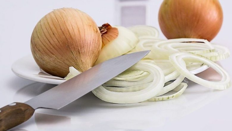 Ceaiul de Ceapă: Remediul Natural Eficient Împotriva Tusei și Durerii în Gât