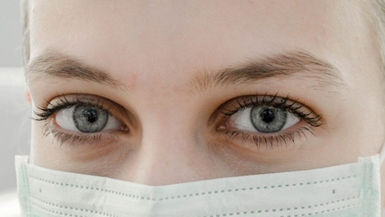 Ghidul complet pentru gestionarea simptomelor răcelii și prevenirea infectării cu COVID-19