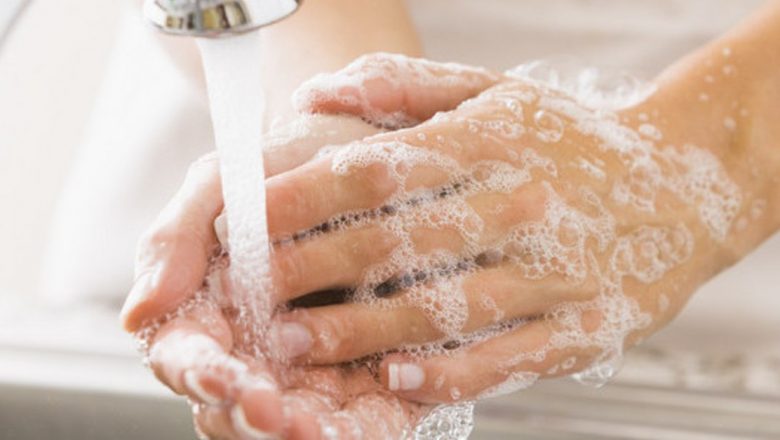 Diferențele esențiale dintre apă, săpun și dezinfectant: Ce trebuie să știm pentru a ne proteja de coronavirus
