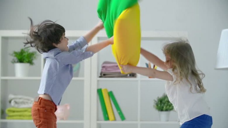 Cum să Învățăm Copiii Să Împartă Jucăriile: O Lecție de Generozitate în Familia Modernă