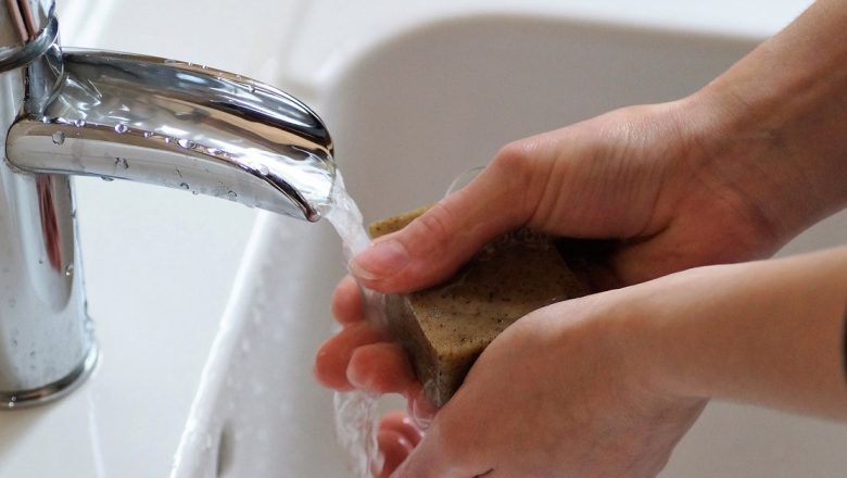 Îngrijirea Mâinilor în Timpul Pandemiei: Cum Să Prevenim și Să Tratăm Dermatita Iritativă de Contact