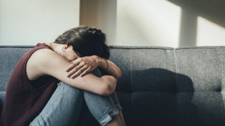 Cum să faci față crizelor de anxietate și depresie în izolare: Strategii și perspective