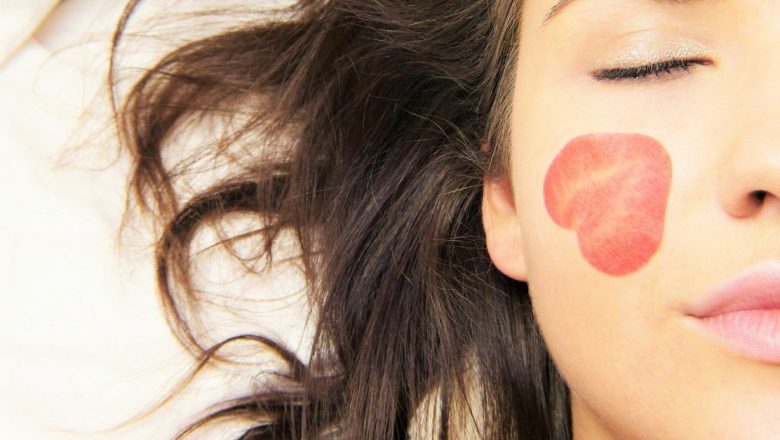 Masajul facial: O abordare naturală pentru reîntinerirea pielii fără intervenții chirurgicale