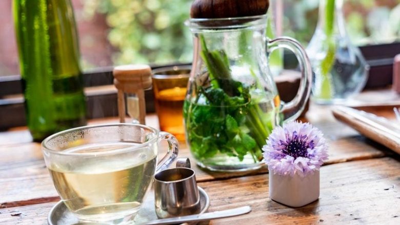 Remedii Naturiste Împotriva Indigestiei: Beneficiile Ceaiurilor din Plante Medicinale