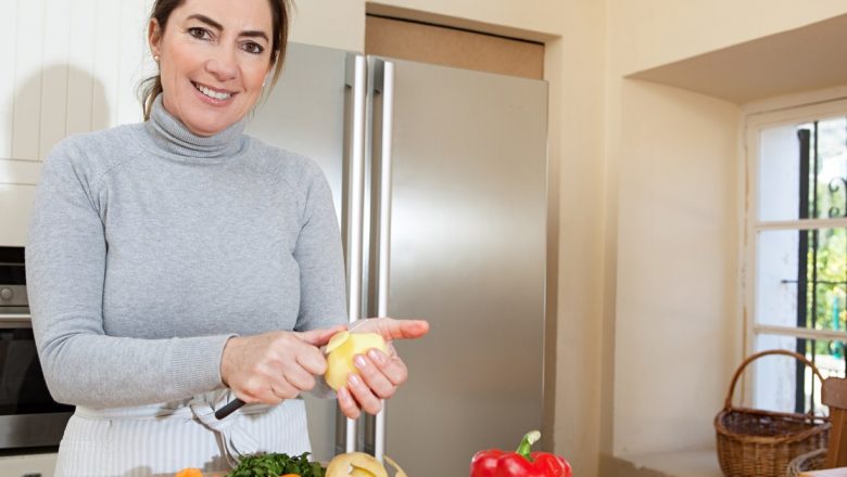 Beneficiile surprinzătoare ale cojilor de fructe și legume: Remedii naturale din bucătăria ta