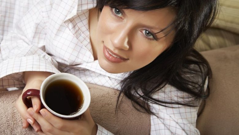 Cafeaua Decofeinizată: Metode de Obținere, Beneficii și Implicații pentru Sănătate