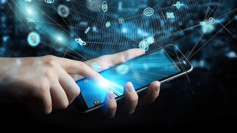Evoluția Telefoanelor Mobile: De la Primele Dispozitive la Smartphone-uri Indispensabile