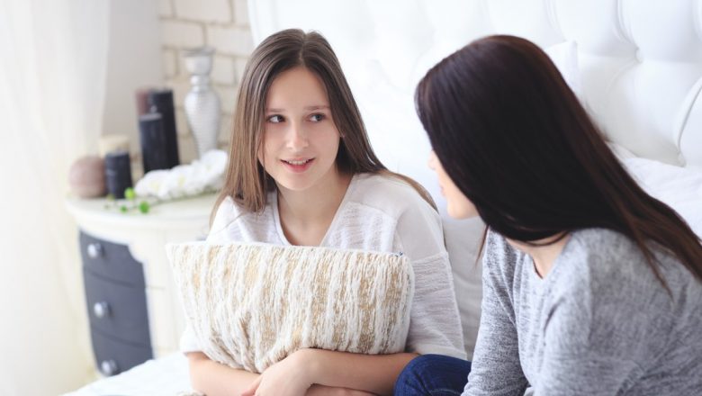 Cum să gestionezi primul iubit al fiicei tale: Ghid pentru părinți în era digitală