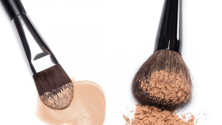 Pudră sau Fond de Ten: Ghidul Complet pentru Alegerea Produsului Perfect pentru Tenul Tău