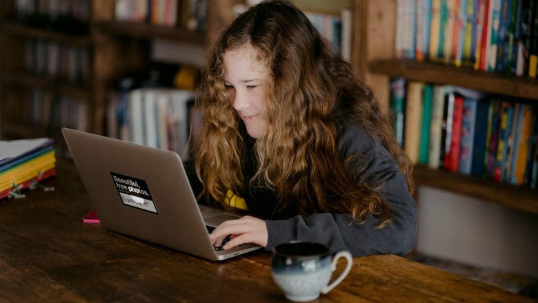 Provocările educației la distanță: Cum să sprijinim copiii în timpul pandemiei
