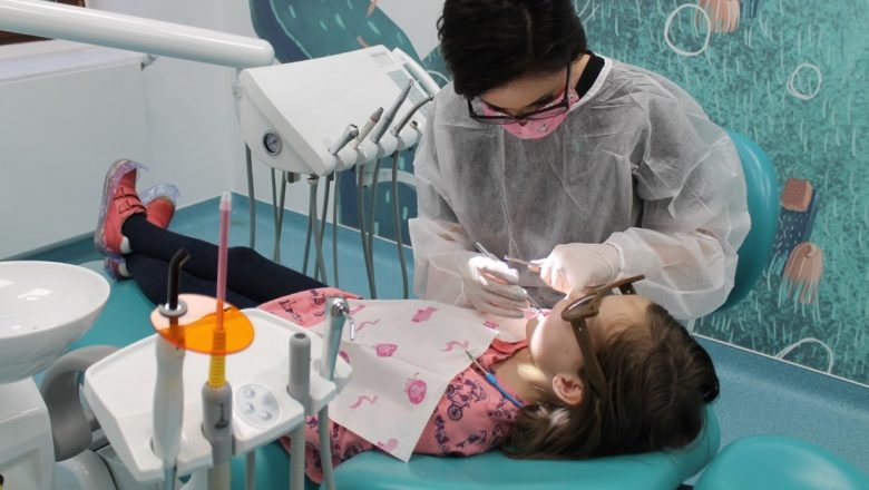 De ce este esențial să alegi un dentist specializat în pedodonţie pentru sănătatea orală a copilului tău