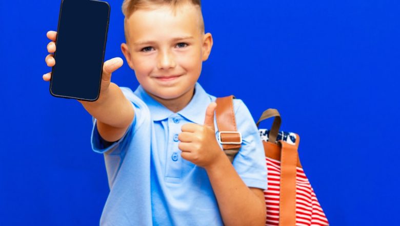 Decizia de a Cumpăra un Telefon Mobil pentru Copii: Provocări și Considerații Esențiale