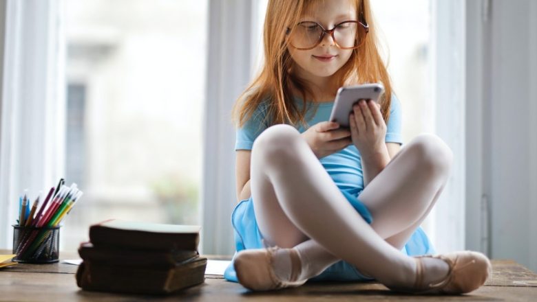 Ghidul Părinților: Cum să Alegi Primul Smartphone pentru Copilul Tău