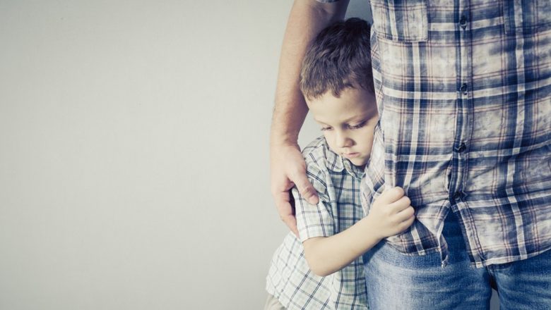 Înțelegerea timidității la copii: cauze, implicații și strategii de adaptare socială