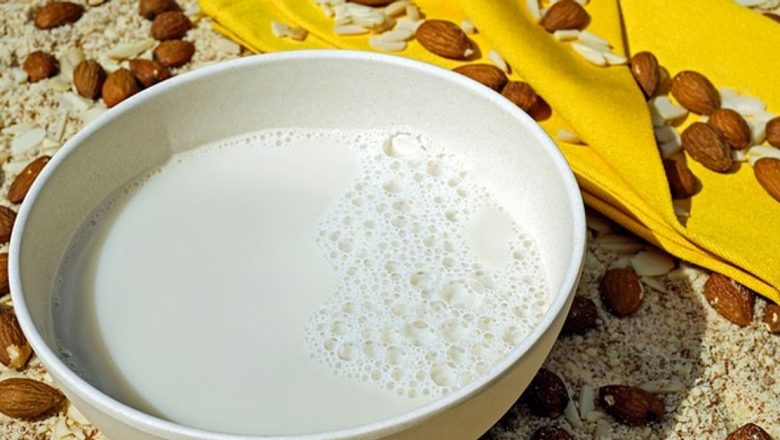Laptele de migdale: O alternativă sănătoasă la laptele de vacă, plină de beneficii nutriționale