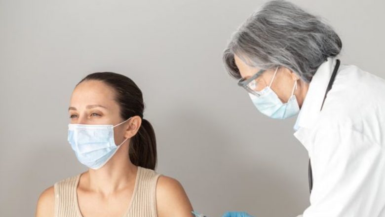 Imunizarea după infecția COVID-19: Când este recomandat rapelul între dozele de vaccin?