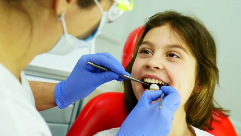Îngrijirea dentară în adolescență: Provocări și soluții pentru sănătatea orală