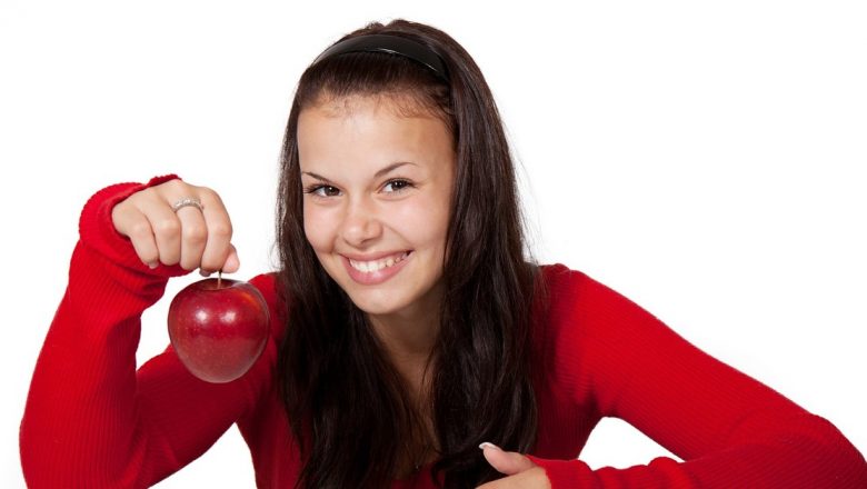 Alimentele Naturale Care Îți Îmbunătățesc Sănătatea Dentară: O Analiză Detaliată