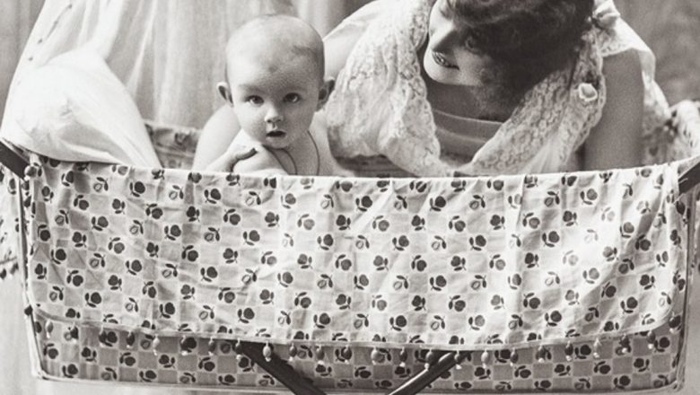 Evoluția parentingului: Tendințe bizare și lecții învățate de-a lungul a 100 de ani