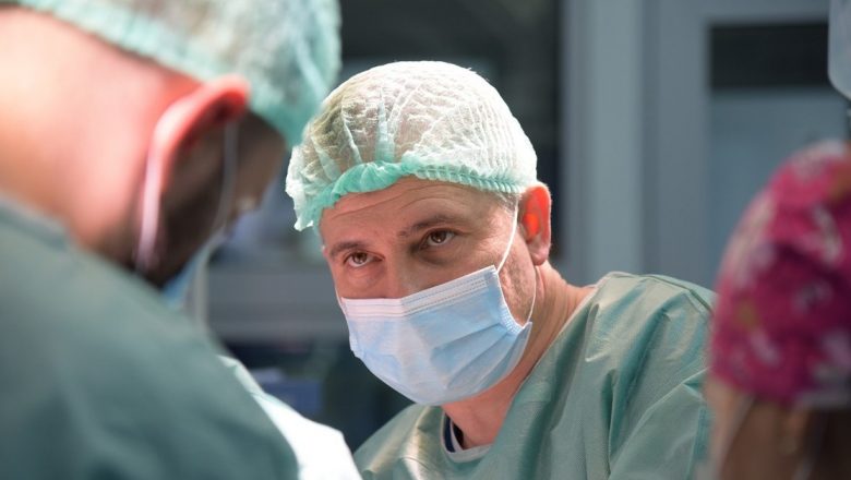O Poveste de Succes în Chirurgia Urologică: Salvarea Rinichiului Unic Congenital Afectat de Cancer la SANADOR