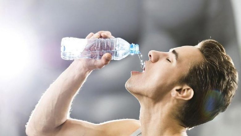 Apa Ideală pentru Dinți: Robinet, Plată sau Minerală? Ghid Complet pentru Sănătatea Orală