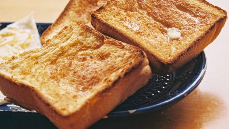 Pâinea prăjită versus pâinea proaspătă: O analiză detaliată a alegerei nutritive și a impactului asupra sănătății