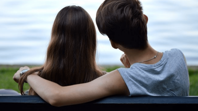 Cum să sprijini un adolescent în fața primei decepții în dragoste: Ghid pentru părinți