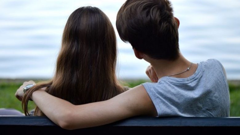 Cum Să Sprijini Adolescenții în Fața Primei Decepții în Dragoste: Ghid pentru Părinți