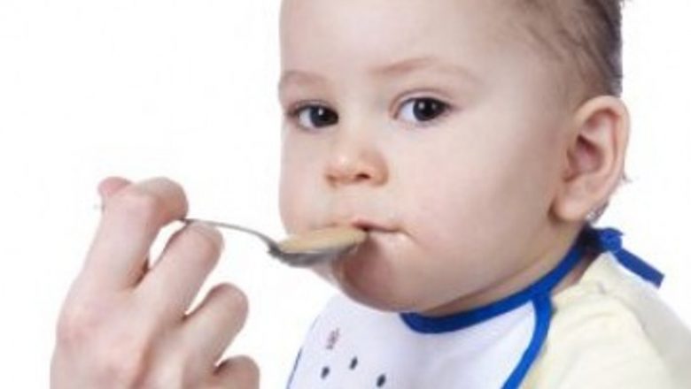 Măsuri de siguranță esențiale în alimentația copiilor mici: Ghid complet pentru părinți
