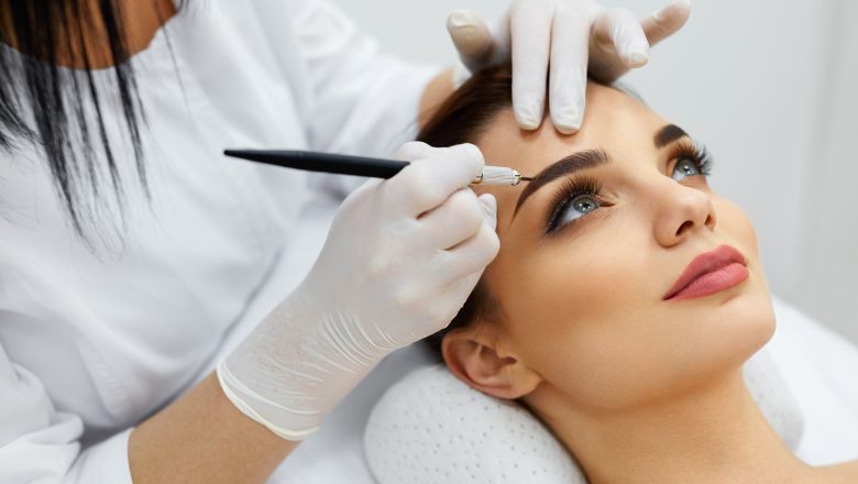 Sprâncenele tatuate: O alegere estetică sau un risc ascuns?