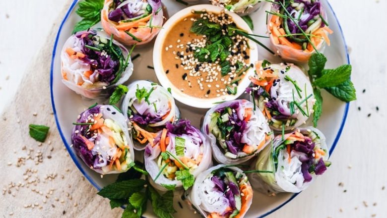 Ghidul Complet pentru O Viață Vegetariană: Beneficii, Provocări și Opțiuni Delicioase