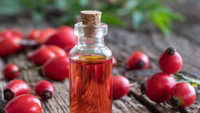 Uleiul de Măceșe: Un Remediu Natural Eficient Împotriva Ridurilor și Îmbătrânirii Pielii