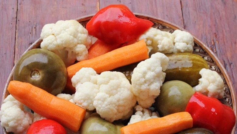 Murăturile: Delicii românești cu contraindicații ascunse. Ce boli interzic consumul lor?