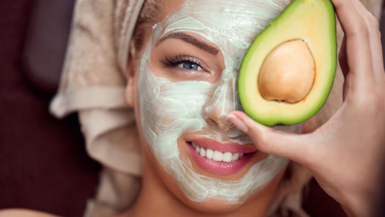 Masca minune cu avocado și banană: Soluția naturală pentru tenul uscat și riduri