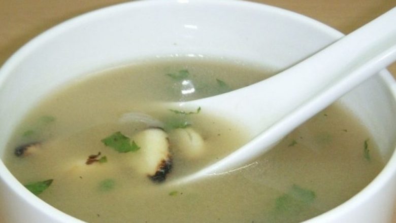 Supa de Usturoi: O Rețetă Tradicională pentru Întărirea Imunității în Sezonul Răcelilor