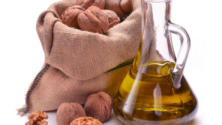 Beneficiile Uleiului de Nuci: O Soluție Naturală pentru Sănătate și Frumusețe