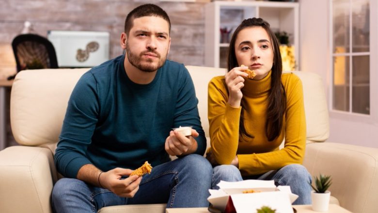 Riscurile mâncatului în fața televizorului: Cum distragerea afectează sănătatea noastră