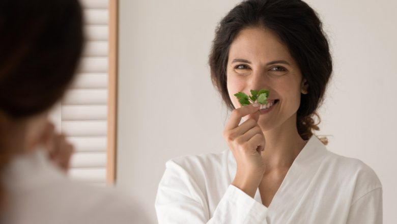 Soluții Naturale pentru O Respirație Proaspătă: Înțelegerea Halenelor și Remediilor Eficiente