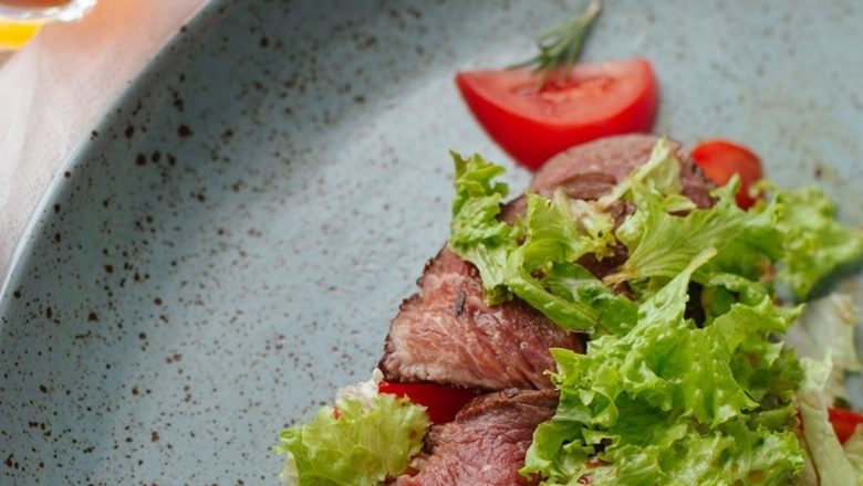 Dieta Keto: O Privire Amănunțită asupra Beneficiilor și Riscurilor Sale