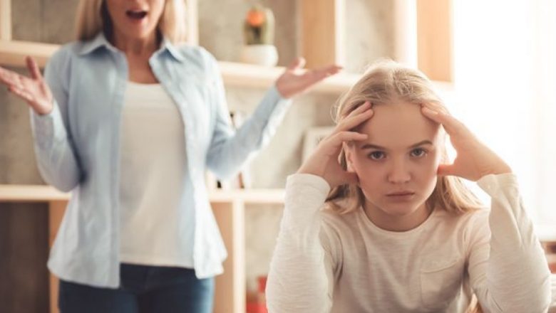 Greșelile frecvente ale părinților de adolescenți: Cum să navighezi provocările creșterii copiilor în era digitală