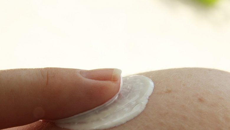 Descoperă Secretul pentru Mâini Catifelate: Hidratarea Eficientă cu Ingrediente Naturale