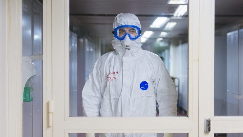 Omicron în România: O Nouă Etapă în Pandemia COVID-19 și Impactul Asupra Societății