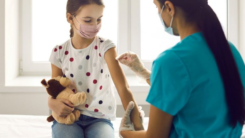 Vaccinarea copiilor de 5-11 ani: Întrebări, răspunsuri și implicații