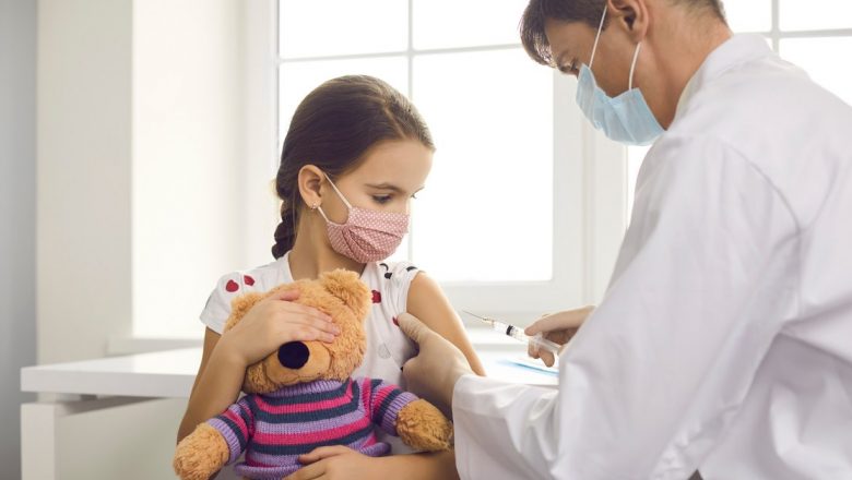 Vaccinul anti-COVID pentru copii de 5-11 ani: Mituri, adevăruri și implicații sociale